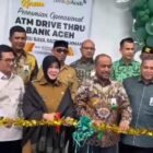 Wali Kota Banda Aceh Illiza Sa’aduddin Djamal bersama unsur Forkopimda dan manajemen Bank Aceh Syariah melakukan pemotongan pita pada peresmian operasional ATM Drive Thru Bank Aceh di kawasan taman kota samping Masjid Raya Baiturrahman, Banda Aceh, Senin (2/3/2026).