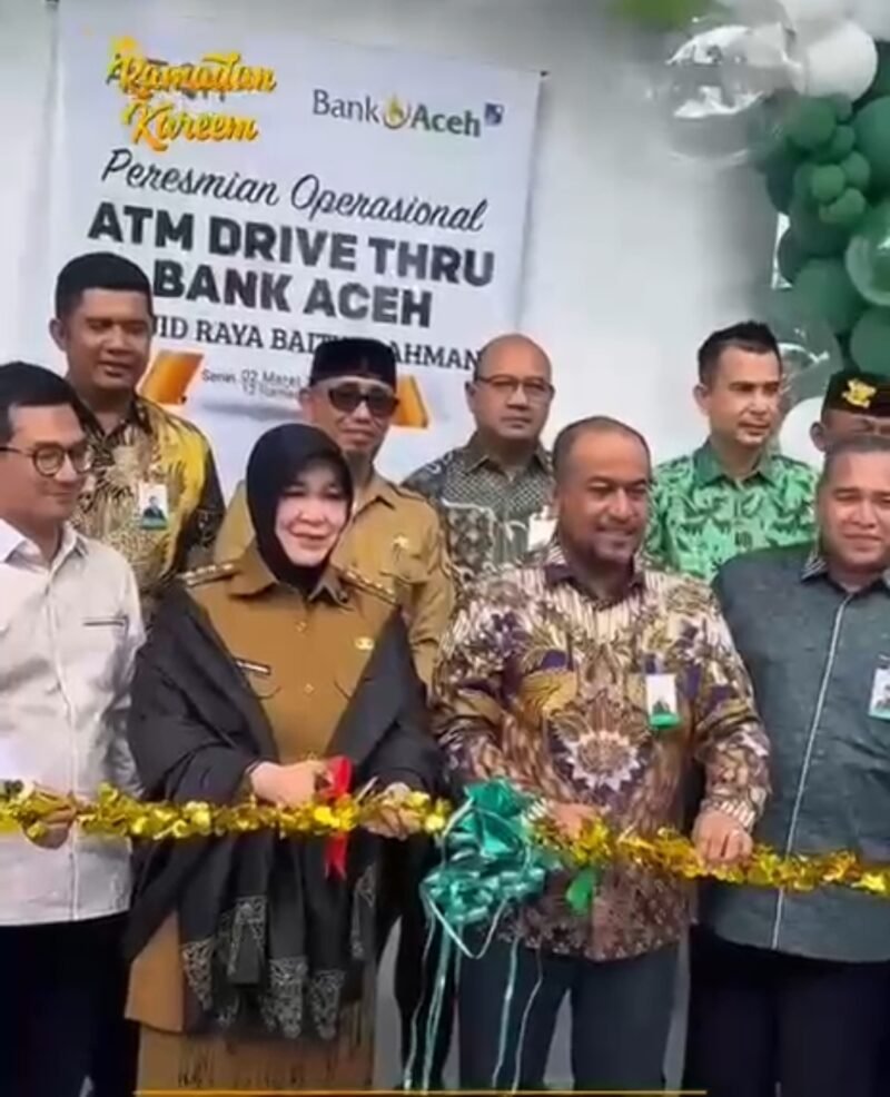 Wali Kota Banda Aceh Illiza Sa’aduddin Djamal bersama unsur Forkopimda dan manajemen Bank Aceh Syariah melakukan pemotongan pita pada peresmian operasional ATM Drive Thru Bank Aceh di kawasan taman kota samping Masjid Raya Baiturrahman, Banda Aceh, Senin (2/3/2026).