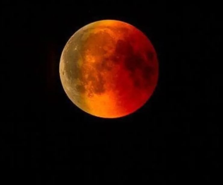 Gerhana bulan total atau Worm Moon tampak berwarna merah tembaga (blood moon) saat puncak gerhana, Selasa (3/3/2026) malam, menghiasi langit Aceh