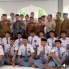 Kepala Dinas Pendidikan Aceh, Murthala Murthalamuddin, melaksanakan shalat Dhuhur berjamaah bersama siswa dan guru SMAN 1 Meukek, Selasa (3/3/2026), sekaligus memberikan motivasi tentang pentingnya akhlak, semangat belajar, dan peran generasi muda sebagai penerus masa depan Aceh.