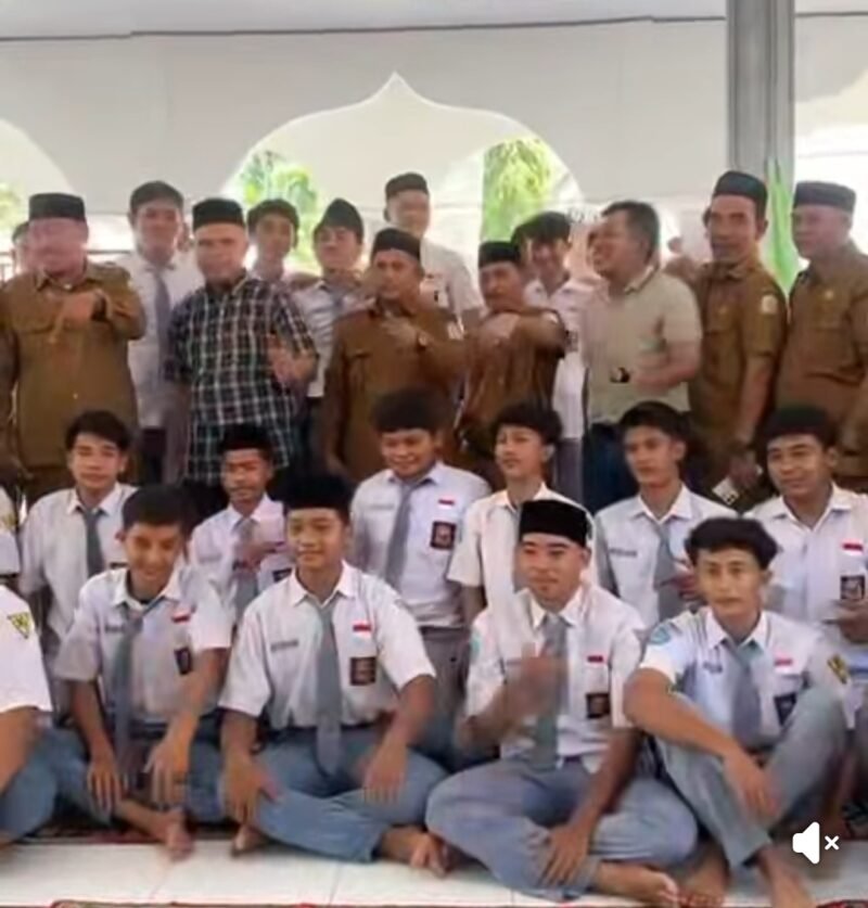 Kepala Dinas Pendidikan Aceh, Murthala Murthalamuddin, melaksanakan shalat Dhuhur berjamaah bersama siswa dan guru SMAN 1 Meukek, Selasa (3/3/2026), sekaligus memberikan motivasi tentang pentingnya akhlak, semangat belajar, dan peran generasi muda sebagai penerus masa depan Aceh.