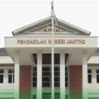 Majelis hakim membacakan putusan terhadap notaris Husnaina Aflinda di Pengadilan Negeri Jantho, Selasa (3/3/2026), dalam perkara dugaan membantu tindak pidana penipuan jual beli tanah di Aceh Besar.