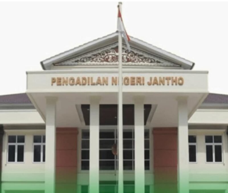 Majelis hakim membacakan putusan terhadap notaris Husnaina Aflinda di Pengadilan Negeri Jantho, Selasa (3/3/2026), dalam perkara dugaan membantu tindak pidana penipuan jual beli tanah di Aceh Besar.