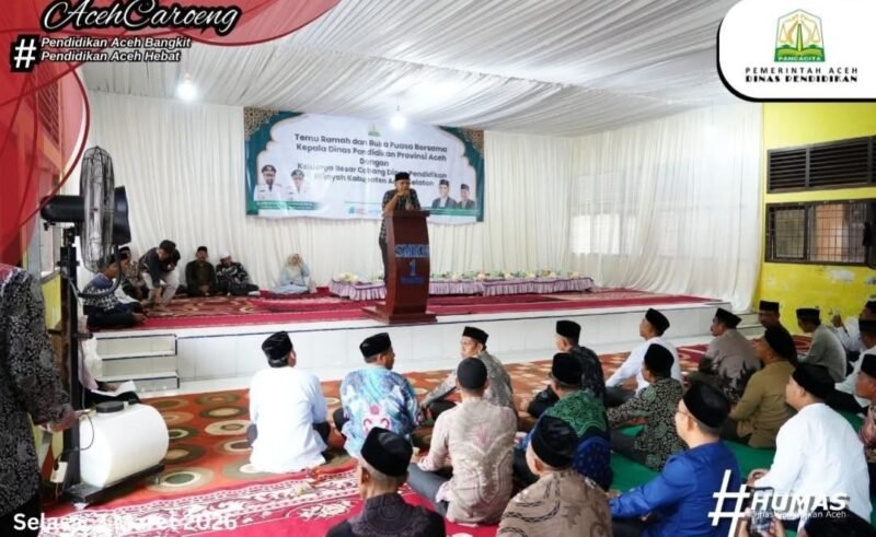 Kepala Dinas Pendidikan Aceh, Murtalamuddin, S.Pd., MSP, menyampaikan tausiah Ramadan dalam kegiatan buka puasa bersama keluarga besar Cabang Dinas Pendidikan Aceh Selatan di SMA Negeri 1 Tapaktuan, mempererat silaturahmi dan komitmen membangun generasi cerdas dan berakhlak.