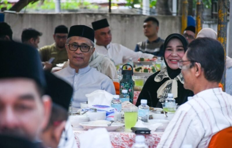 Wali Kota Banda Aceh Illiza Sa’aduddin Djamal bersama Ketua KONI Banda Aceh Heri Julius dan jajaran saat menghadiri buka puasa bersama keluarga besar KONI Kota Banda Aceh di Sekretariat KONI kawasan Beurawe, Rabu (4/3/2026).