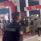Warga dan kendaraan mengantre panjang untuk membeli BBM di SPBU Jalan Lintang, Takengon, Kabupaten Aceh Tengah, Rabu (4/3/2026) sore hingga malam. Kepanikan masyarakat terhadap isu ketersediaan BBM memicu aksi panic buying dengan banyak warga datang membawa jeriken untuk mendapatkan bahan bakar.