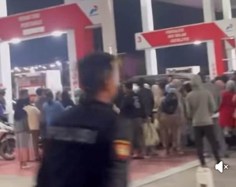 Warga dan kendaraan mengantre panjang untuk membeli BBM di SPBU Jalan Lintang, Takengon, Kabupaten Aceh Tengah, Rabu (4/3/2026) sore hingga malam. Kepanikan masyarakat terhadap isu ketersediaan BBM memicu aksi panic buying dengan banyak warga datang membawa jeriken untuk mendapatkan bahan bakar.