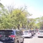 Antrean panjang kendaraan roda dua dan roda empat terlihat di SPBU kawasan Banda Raya, Banda Aceh, Kamis (5/3). Warga diduga melakukan pembelian BBM lebih awal karena khawatir stok terbatas di tengah memanasnya konflik Iran dengan AS dan Israel.