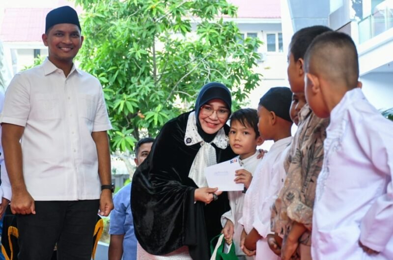 Wali Kota Banda Aceh Illiza Sa'aduddin Djamal menyerahkan santunan secara simbolis kepada anak yatim pada peringatan Hari Yatim 15 Ramadhan 1447 Hijriah di halaman Balai Kota Banda Aceh, Kamis (5/3/2026). Kegiatan tersebut diikuti 200 anak yatim yang juga berbuka puasa bersama jajaran Pemerintah Kota Banda Aceh.