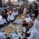 Kepala Dinas Perhubungan Aceh Teuku Faisal menghadiri Khanduri Nuzulul Quran sekaligus penutupan Aceh Ramadan Festival 2026 di halaman Masjid Raya Baiturrahman Banda Aceh, Jumat (6/3/2026). Dishub Aceh turut menurunkan personel Dalops untuk mengatur lalu lintas dan parkir kendaraan guna memastikan kelancaran kegiatan.