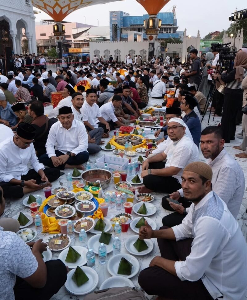 Kepala Dinas Perhubungan Aceh Teuku Faisal menghadiri Khanduri Nuzulul Quran sekaligus penutupan Aceh Ramadan Festival 2026 di halaman Masjid Raya Baiturrahman Banda Aceh, Jumat (6/3/2026). Dishub Aceh turut menurunkan personel Dalops untuk mengatur lalu lintas dan parkir kendaraan guna memastikan kelancaran kegiatan.