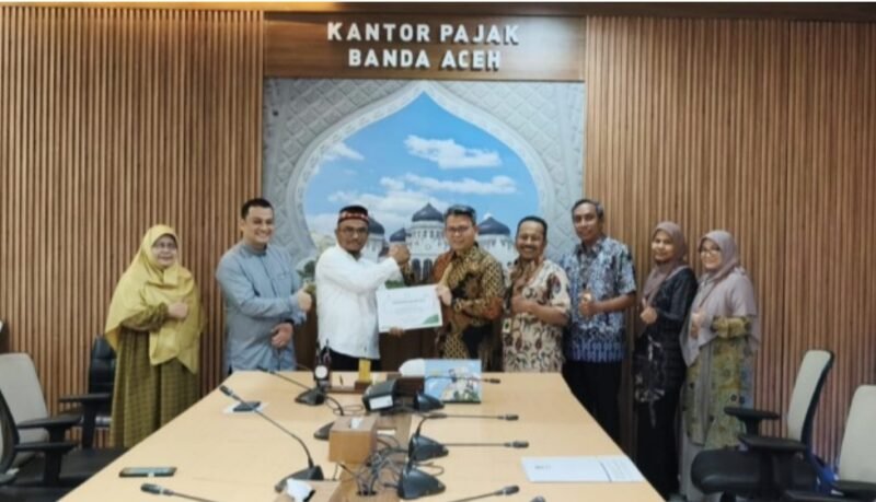 Kepala KPP Pratama Banda Aceh Muhamad Syafei Harahap menyerahkan zakat perdana secara simbolis kepada Ketua Komisioner Baitul Mal Kota Banda Aceh Dr. Yusuf Al-Qardhawy, Jumat (6/3/2026), sebagai bentuk komitmen penyaluran zakat melalui lembaga resmi pengelola zakat di Aceh.