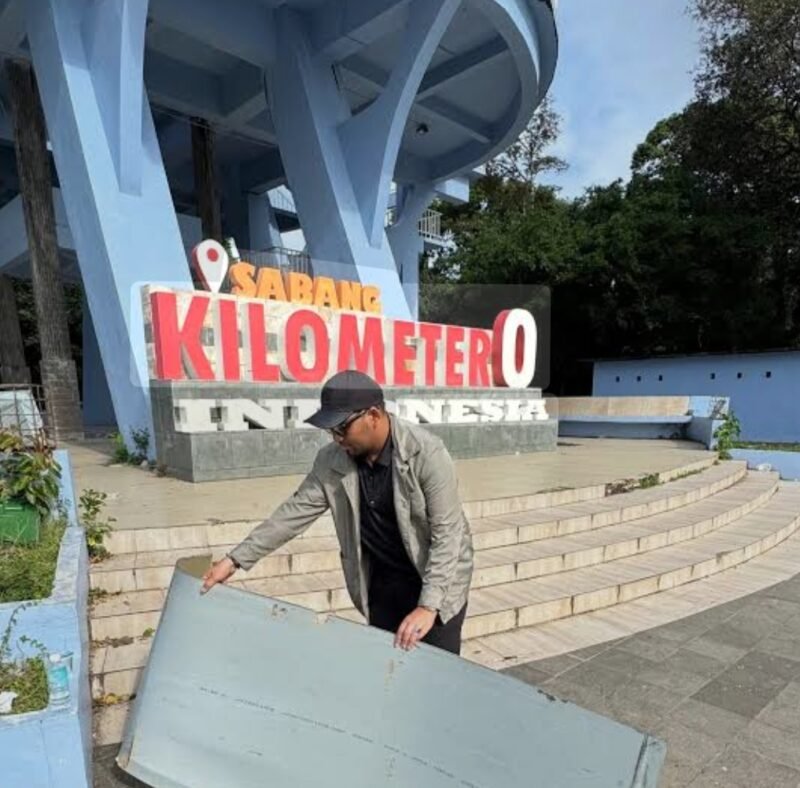 Petugas melakukan penataan dan pembersihan kawasan Tugu Kilometer Nol di Taman Wisata Alam Pulau Weh, Kota Sabang. Balai Konservasi Sumber Daya Alam (BKSDA) Aceh menutup sementara kunjungan ke lokasi tersebut mulai 6 hingga 18 Maret 2026 guna penertiban, peningkatan pelayanan, serta kenyamanan pengunjung.