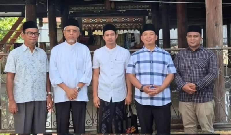 Ulama dan akademisi dari Universiti Islam Sultan Sharif Ali (UNISSA) Brunei Darussalam, Prof Anis Malik Thoha dan Dr Cecep Soleh, mengunjungi Zawiyah Tanoh Abee di Seulimeum, Aceh Besar, Jumat (6/3/2026), untuk berziarah ke makam ulama Tanoh Abee sekaligus meninjau koleksi manuskrip kuno yang menjadi warisan penting sejarah Islam di kawasan Melayu.