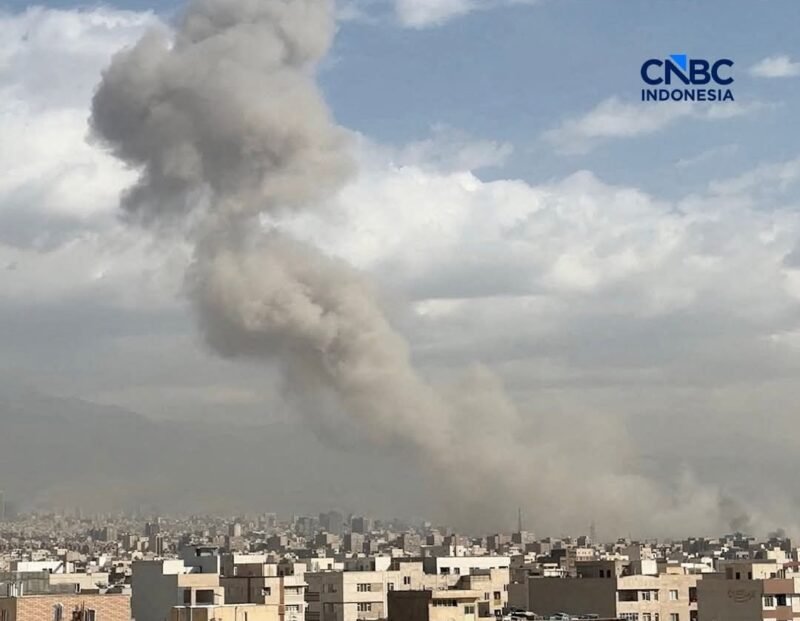 Jet tempur Israel melancarkan serangan udara ke sejumlah target militer di Teheran, Iran, Sabtu (7/3/2026), ketika konflik antara Iran dan sekutunya dengan Amerika Serikat serta Israel memasuki pekan pertama dan memicu kekhawatiran eskalasi perang di kawasan Timur Tengah.