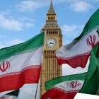 Potret Ayatollah Ali Khamenei semasa hidup. Iran menunda pengumuman pemimpin tertinggi baru setelah kematiannya akibat serangan udara AS dan Israel, sementara nama Mojtaba Khamenei mencuat sebagai calon kuat penerus.