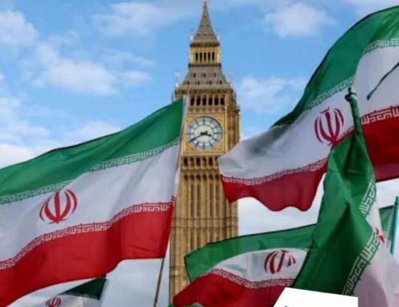 Potret Ayatollah Ali Khamenei semasa hidup. Iran menunda pengumuman pemimpin tertinggi baru setelah kematiannya akibat serangan udara AS dan Israel, sementara nama Mojtaba Khamenei mencuat sebagai calon kuat penerus.