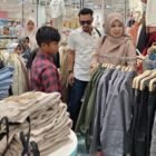Anggota DPRK Aceh Besar sekaligus Ketua DPD Partai Gelora Indonesia Aceh Besar, Abdus Sabur, mendampingi anak-anak yatim asal Sagoe Lampanah, Indrapuri, saat memilih baju Lebaran di Suzuya Mall Banda Aceh, Minggu (8/3/2026). Kegiatan ini merupakan program berbagi kebahagiaan Ramadhan bagi anak yatim menjelang Idulfitri.