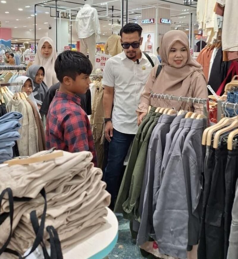 Anggota DPRK Aceh Besar sekaligus Ketua DPD Partai Gelora Indonesia Aceh Besar, Abdus Sabur, mendampingi anak-anak yatim asal Sagoe Lampanah, Indrapuri, saat memilih baju Lebaran di Suzuya Mall Banda Aceh, Minggu (8/3/2026). Kegiatan ini merupakan program berbagi kebahagiaan Ramadhan bagi anak yatim menjelang Idulfitri.