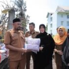 Wali Kota Banda Aceh Illiza Sa’aduddin Djamal menyerahkan bantuan masa panik kepada warga korban kebakaran di Gampong Doy, Kecamatan Ulee Kareng, Kota Banda Aceh, Senin (9/3/2026). Bantuan tersebut diberikan sebagai bentuk kepedulian Pemerintah Kota Banda Aceh untuk meringankan beban warga terdampak musibah.