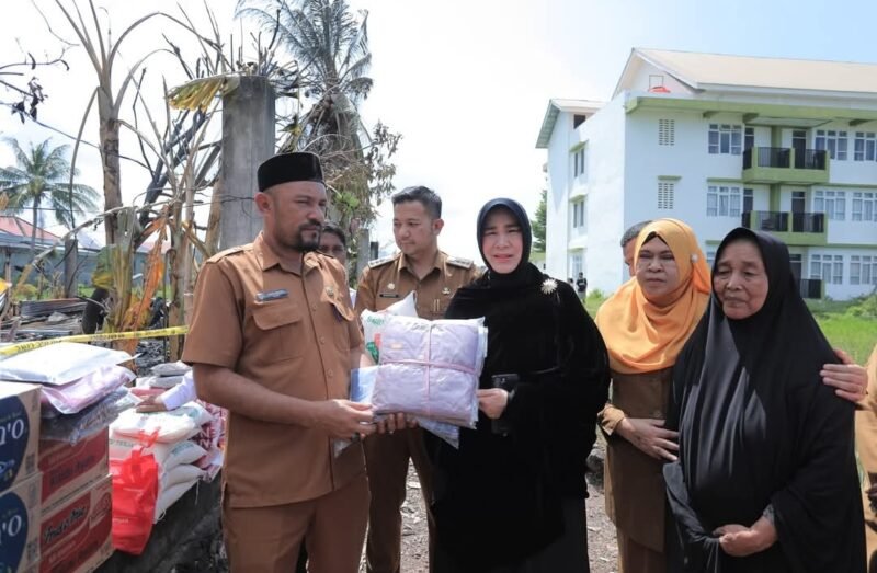 Wali Kota Banda Aceh Illiza Sa’aduddin Djamal menyerahkan bantuan masa panik kepada warga korban kebakaran di Gampong Doy, Kecamatan Ulee Kareng, Kota Banda Aceh, Senin (9/3/2026). Bantuan tersebut diberikan sebagai bentuk kepedulian Pemerintah Kota Banda Aceh untuk meringankan beban warga terdampak musibah.