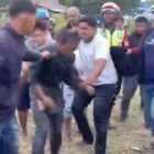 Seorang pria yang diduga melakukan pencurian sepeda motor diamankan warga setelah sempat menjadi sasaran amukan massa di kawasan Tansaril, Kecamatan Bebesen, Kabupaten Aceh Tengah, Senin (9/3/2026). Situasi akhirnya dapat dikendalikan setelah aparat keamanan tiba di lokasi.