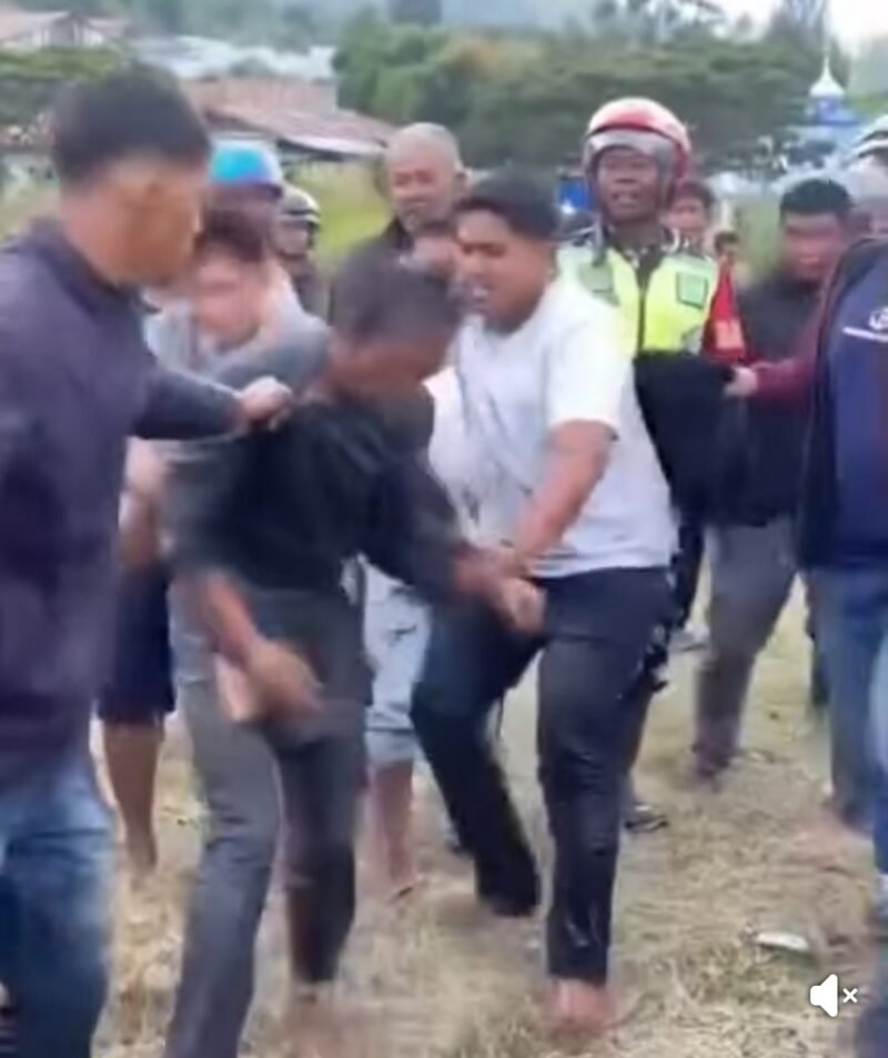 Seorang pria yang diduga melakukan pencurian sepeda motor diamankan warga setelah sempat menjadi sasaran amukan massa di kawasan Tansaril, Kecamatan Bebesen, Kabupaten Aceh Tengah, Senin (9/3/2026). Situasi akhirnya dapat dikendalikan setelah aparat keamanan tiba di lokasi.