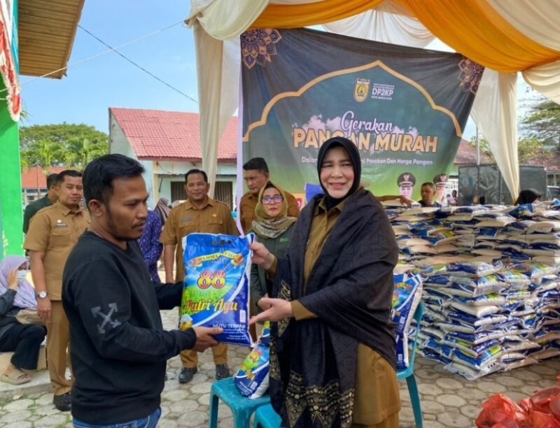Wali Kota Banda Aceh, Illiza Sa’aduddin Djamal meninjau langsung Gerakan Pangan Murah di halaman Kantor DPPKP Kota Banda Aceh, Selasa (10/3/2026), yang digelar untuk membantu masyarakat mendapatkan bahan pokok dengan harga terjangkau menjelang Idulfitri.
