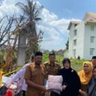 Wali Kota Banda Aceh, Illiza Sa’aduddin Djamal, menyerahkan bantuan masa panik kepada warga korban kebakaran yang menghanguskan empat pintu kamar kos di Gampong Cot Mesjid, Kecamatan Lueng Bata, Banda Aceh, Senin (9/3/2026). Bantuan tersebut diberikan untuk membantu memenuhi kebutuhan dasar korban selama masa tanggap darurat.
