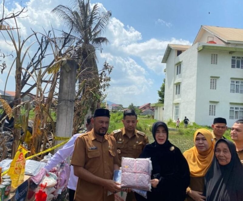 Wali Kota Banda Aceh, Illiza Sa’aduddin Djamal, menyerahkan bantuan masa panik kepada warga korban kebakaran yang menghanguskan empat pintu kamar kos di Gampong Cot Mesjid, Kecamatan Lueng Bata, Banda Aceh, Senin (9/3/2026). Bantuan tersebut diberikan untuk membantu memenuhi kebutuhan dasar korban selama masa tanggap darurat.