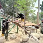 Personel TNI bersama relawan Vertical Rescue Indonesia (VRI) mempercepat pembangunan Jembatan Gantung Garuda yang menghubungkan Desa Sekerak Kiri dan Desa Sekerak Kanan, Kecamatan Sekerak, Kabupaten Aceh Tamiang, menjelang Idul Fitri.(11/3/2026)