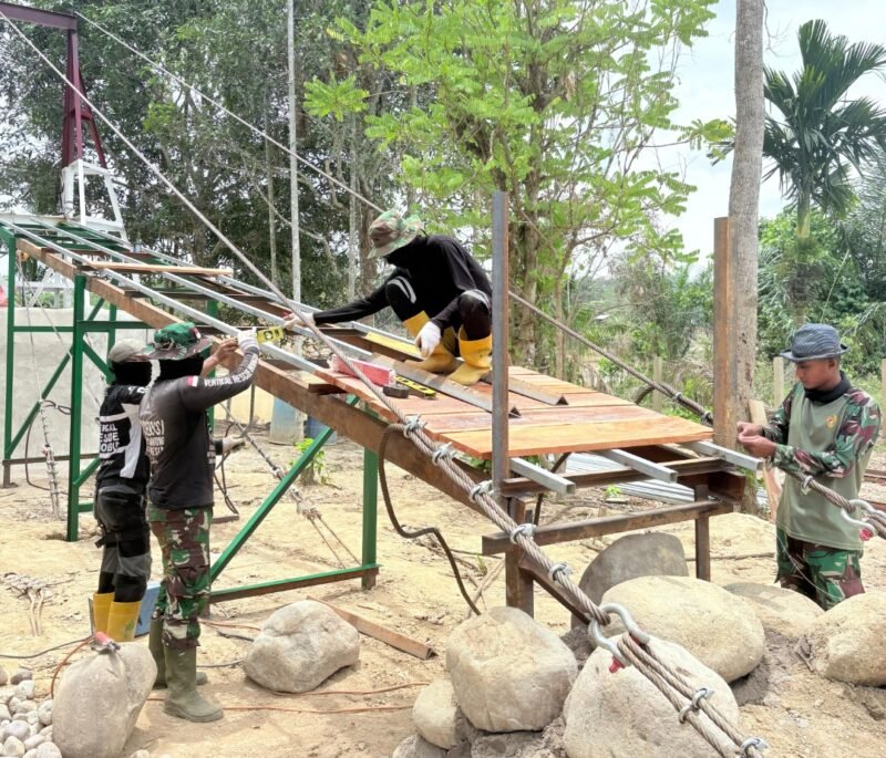 Personel TNI bersama relawan Vertical Rescue Indonesia (VRI) mempercepat pembangunan Jembatan Gantung Garuda yang menghubungkan Desa Sekerak Kiri dan Desa Sekerak Kanan, Kecamatan Sekerak, Kabupaten Aceh Tamiang, menjelang Idul Fitri.(11/3/2026)