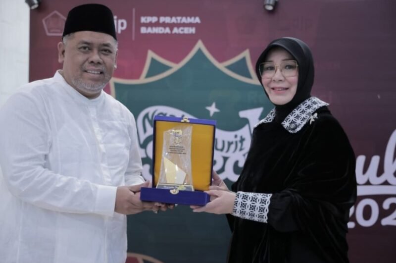 Wali Kota Banda Aceh Illiza Sa’aduddin Djamal menerima plakat penghargaan dari Kakanwil DJP Aceh Ahmad Jauhari pada kegiatan silaturahmi dan buka puasa bersama KPP Pratama Banda Aceh, yang turut dihadiri sejumlah pejabat dan pegawai, di Banda Aceh.(10/3/2026)