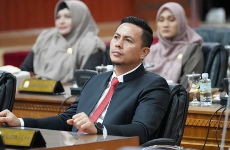 Ketua Komisi V DPRA Rijaluddin menilai penunjukan Dr. Muhazar sebagai Direktur RSUDZA Banda Aceh merupakan langkah tepat untuk memperkuat manajemen dan meningkatkan kualitas pelayanan kesehatan bagi masyarakat Aceh.(9/3/2026)