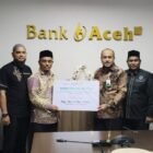 Direktur Utama PT Bank Aceh Syariah Fadhil Ilyas menyerahkan secara simbolis zakat sebesar Rp200 juta kepada Kepala Sekretariat Baitul Mal Kota Banda Aceh Irwan sebagai bentuk komitmen penyaluran zakat melalui lembaga resmi pengelola zakat di Kota Banda Aceh, Kamis (12/3/2026).