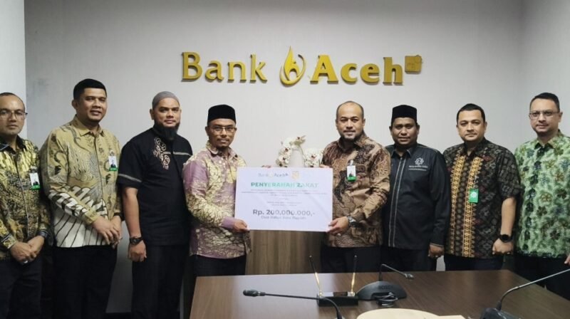 Direktur Utama PT Bank Aceh Syariah Fadhil Ilyas menyerahkan secara simbolis zakat sebesar Rp200 juta kepada Kepala Sekretariat Baitul Mal Kota Banda Aceh Irwan sebagai bentuk komitmen penyaluran zakat melalui lembaga resmi pengelola zakat di Kota Banda Aceh, Kamis (12/3/2026).