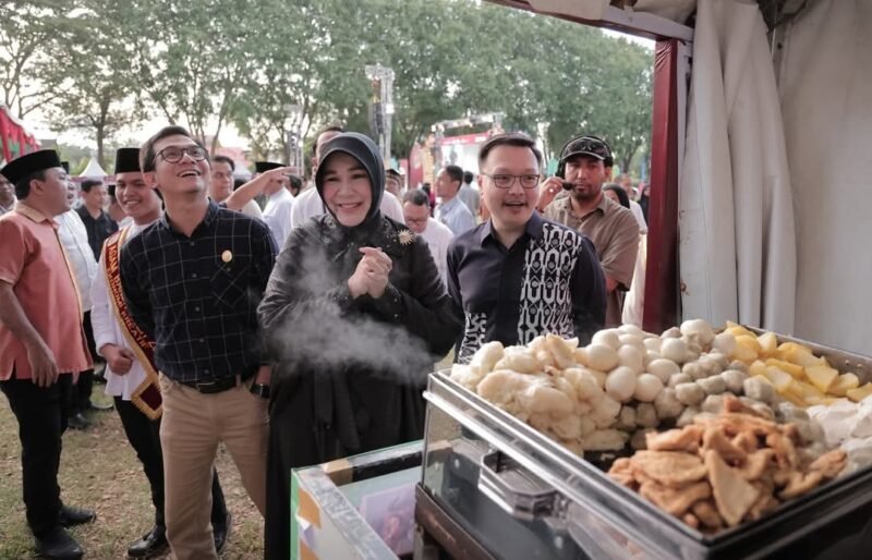 Suasana Pasar 1001 Malam yang digelar di eks lahan Hotel Atjeh dipadati warga yang berburu aneka kuliner dan produk UMKM selama Ramadan di Kota Banda Aceh.(12/3/2026)