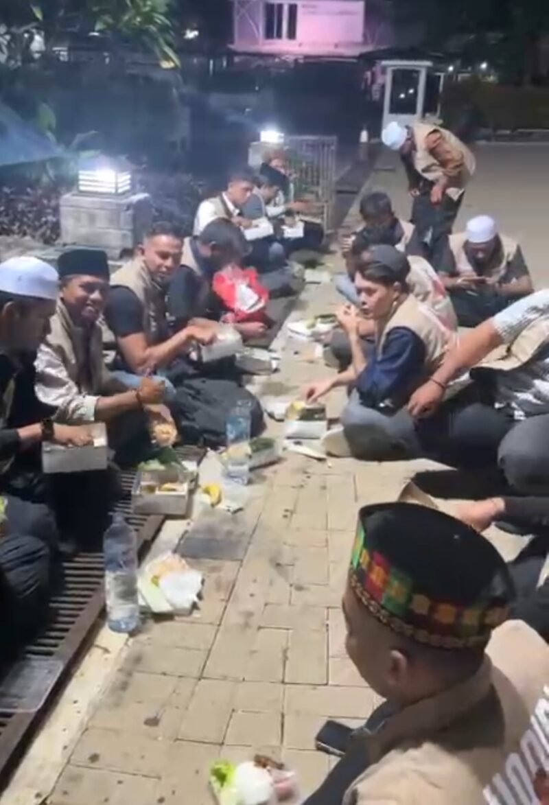 Anggota DPD RI asal Aceh, Tgk Ahmada, bersahur bersama pendukung Habibi Nawawi di trotoar kawasan studio Indosiar, Jakarta, Sabtu (14/3/2026). Momen sederhana ini menjadi ajang mempererat silaturahmi masyarakat Aceh di perantauan pada bulan Ramadhan.