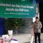Kepala BNNP Aceh Brigjen Pol. Dr. Dedy Tabrani, S.I.K., M.Si., memberikan sambutan dalam acara silaturahmi dan buka puasa bersama jurnalis yang digelar di Kantor BNNP Aceh, Sabtu (14/3/2026). Kegiatan ini menjadi momentum mempererat sinergi antara BNNP Aceh dan insan pers dalam upaya pencegahan serta pemberantasan penyalahgunaan narkotika di Aceh.