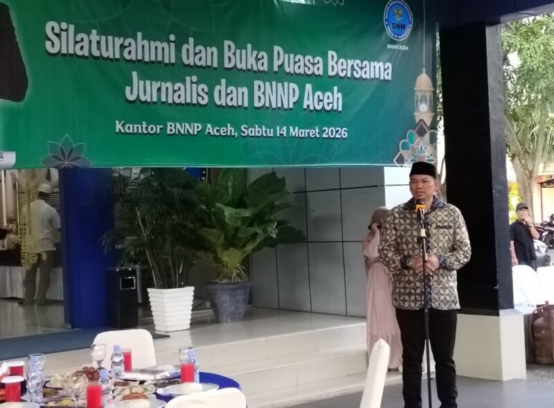 Kepala BNNP Aceh Brigjen Pol. Dr. Dedy Tabrani, S.I.K., M.Si., memberikan sambutan dalam acara silaturahmi dan buka puasa bersama jurnalis yang digelar di Kantor BNNP Aceh, Sabtu (14/3/2026). Kegiatan ini menjadi momentum mempererat sinergi antara BNNP Aceh dan insan pers dalam upaya pencegahan serta pemberantasan penyalahgunaan narkotika di Aceh.