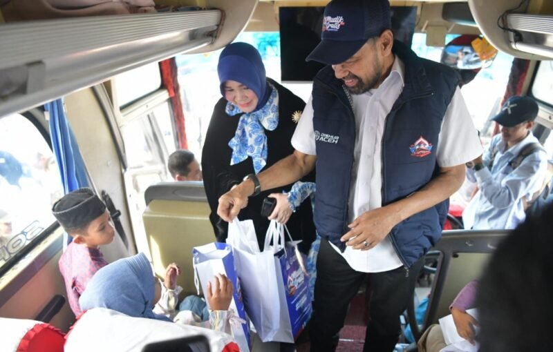 Wali Kota Banda Aceh, Illiza Sa'aduddin Djamal menghadiri pelepasan peserta Program Mudik Gratis Pemerintah Aceh di Terminal Batoh, Minggu (15/3/2026). Program ini membantu masyarakat pulang ke kampung halaman dengan aman dan nyaman menjelang Idul Fitri.