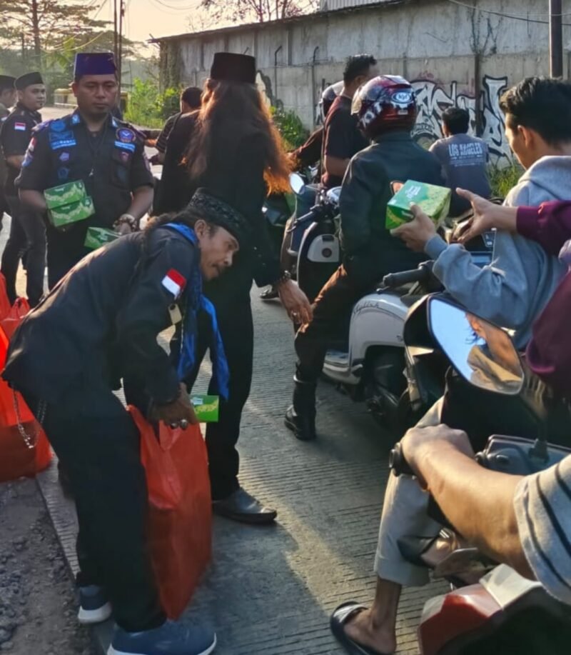 Ketua BPPKB DPRT Cukang Galih Curug, Iwan Irawan (Joy) bersama pengurus, anggota, dan tokoh masyarakat saat membagikan ratusan paket takjil gratis kepada pengguna jalan di depan Sekretariat BPPKB Cukang Galih, Kecamatan Curug, Kabupaten Tangerang, Minggu (15/3/2026) sore.