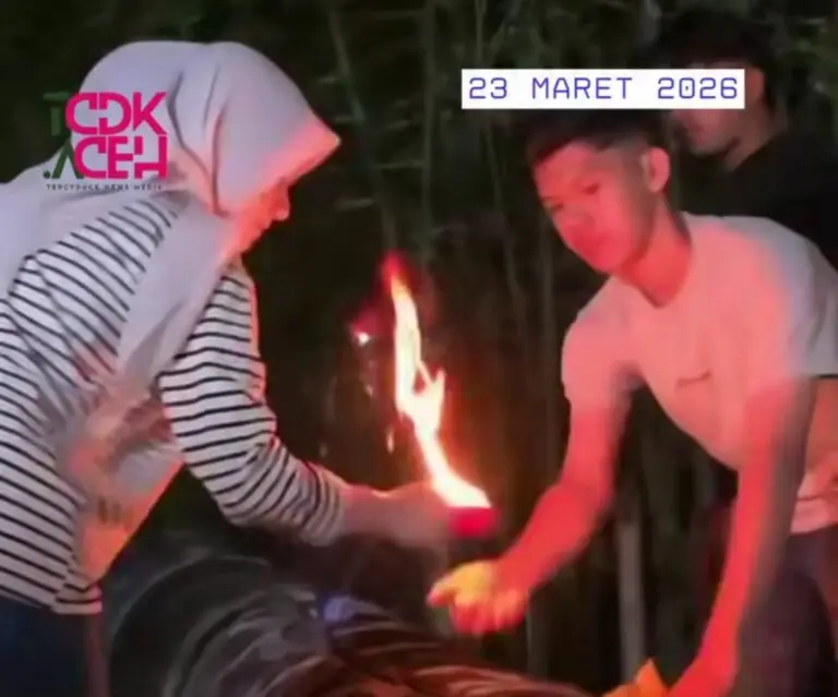 Sejumlah perempuan dari berbagai usia menunjukkan keberanian dan antusiasme saat menyulut Beudee Trieng (meriam bambu) di Kabupaten Pidie, Senin (23/3/2026). 