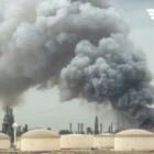 Citra satelit menunjukkan kerusakan parah pada salah satu kilang minyak strategis di Timur Tengah pasca serangan rudal dan drone. Sedikitnya 40 fasilitas energi di kawasan tersebut dilaporkan lumpuh, memicu kekhawatiran akan stabilitas pasokan energi dunia pada Maret 2026.