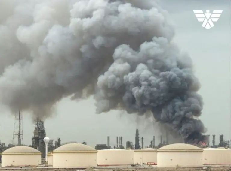 Citra satelit menunjukkan kerusakan parah pada salah satu kilang minyak strategis di Timur Tengah pasca serangan rudal dan drone. Sedikitnya 40 fasilitas energi di kawasan tersebut dilaporkan lumpuh, memicu kekhawatiran akan stabilitas pasokan energi dunia pada Maret 2026.