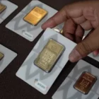 Tampilan fisik emas batangan Antam di Butik Emas Logam Mulia. Pada perdagangan Selasa (24/3/2026).