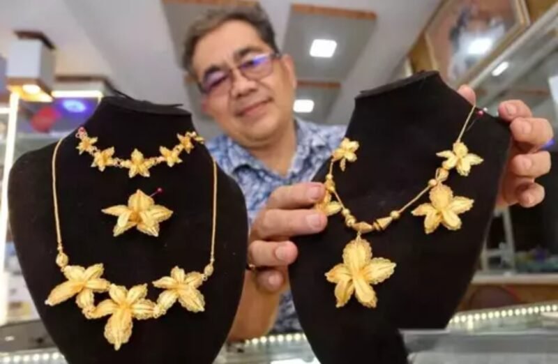 Aktivitas jual beli emas perhiasan di toko emas. Harga emas perhiasan pada Kamis (26/3/2026) terpantau naik tipis di sejumlah platform perdagangan nasional.