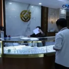 Seorang petugas menunjukkan kepingan emas batangan Antam dan Galeri 24 di Jakarta, Minggu (29/3/2026). Harga emas domestik mengalami lonjakan signifikan dengan emas Antam mencapai Rp2.937.000 per gram, dipicu oleh penguatan harga global dan tingginya minat masyarakat terhadap aset lindung nilai pasca Hari Raya Idul Fitri 1447 H.