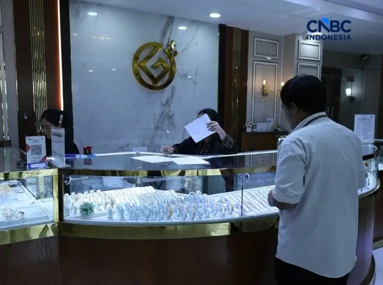 Seorang petugas menunjukkan kepingan emas batangan Antam dan Galeri 24 di Jakarta, Minggu (29/3/2026). Harga emas domestik mengalami lonjakan signifikan dengan emas Antam mencapai Rp2.937.000 per gram, dipicu oleh penguatan harga global dan tingginya minat masyarakat terhadap aset lindung nilai pasca Hari Raya Idul Fitri 1447 H.