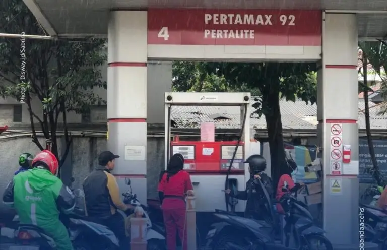 Suasana pengisian BBM di salah satu SPBU. Mulai 1 April 2026, Pemerintah resmi membatasi volume pembelian Pertalite dan Solar guna memastikan subsidi energi lebih tepat sasaran bagi masyarakat yang berhak.